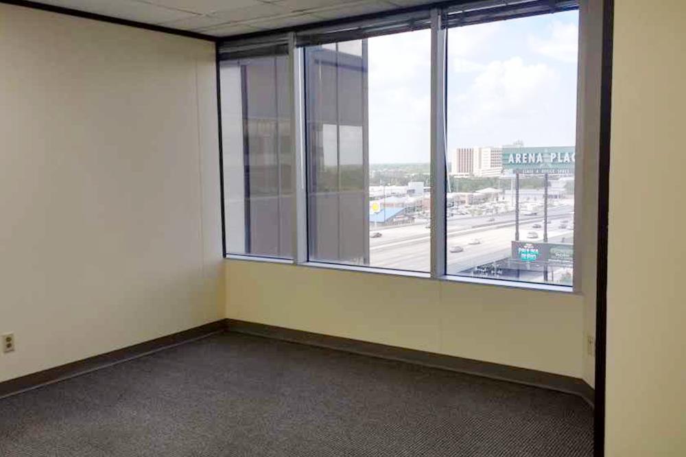 7322-7324 Southwest Freeway - 118x1-0825.01-sm