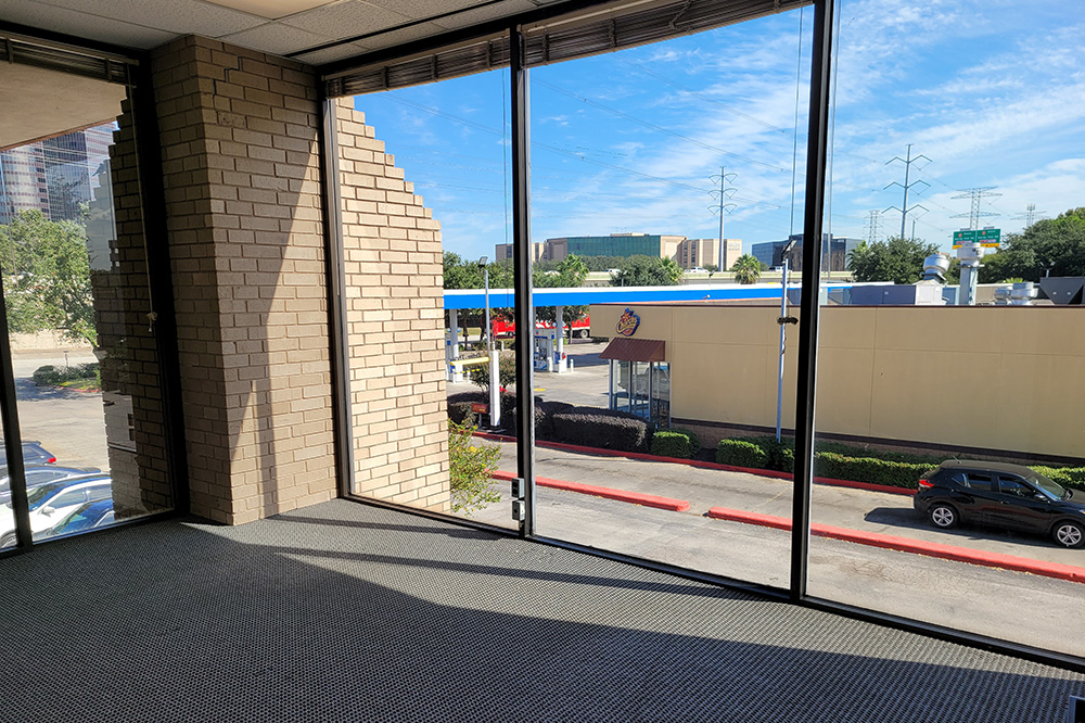 340-350 N Sam Houston Pkwy E - 127xB286-sm