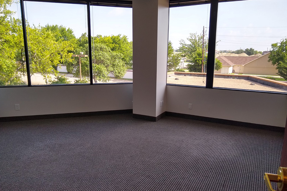 property with office space for rent at 290, 1801 N Hampton Road, DeSoto, TX 75115, USA