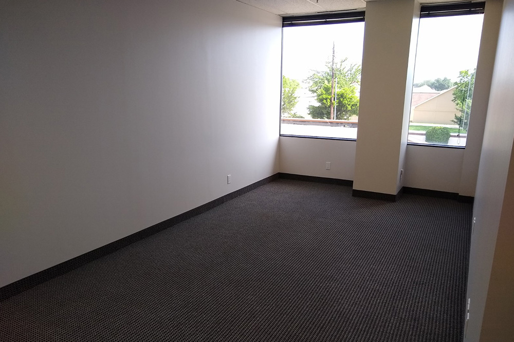 property with office space for rent at 290, 1801 N Hampton Road, DeSoto, TX 75115, USA