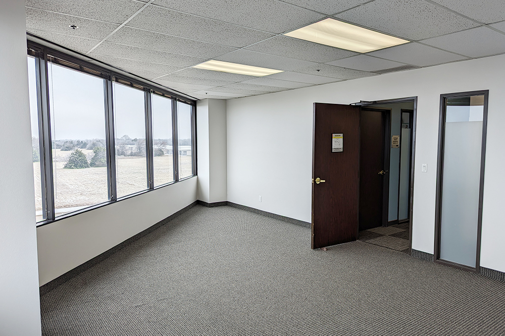 property with office space for rent at 411, 1801 N Hampton Road, DeSoto, TX 75115, USA